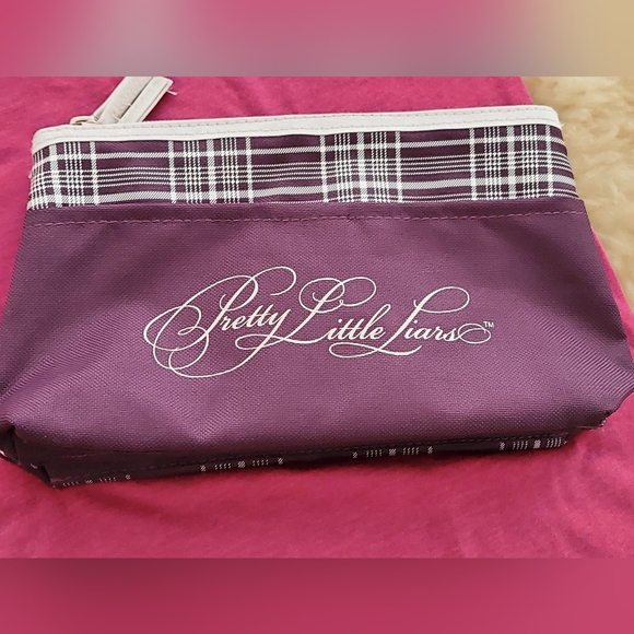 Pretty Little Liars Merchandise - Tee-shirt, Compact Mirror & Make-up Bag - Picture 4 of 6